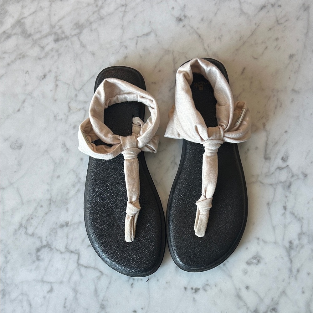 Sanuk Women’s Black Sandals with Cream Knotted Straps size 7